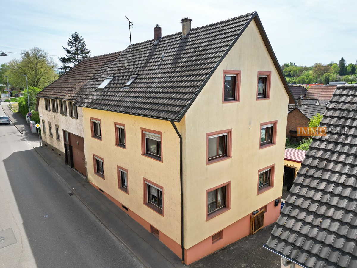 Mehrfamilienhaus mit drei Einheiten und Garagen in Kippenheim