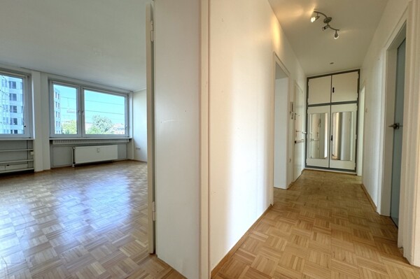 Diele (Blick ins Wohnzimmer)