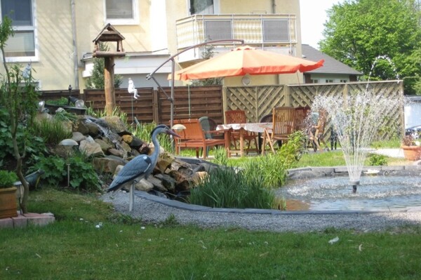 Sonnenterrasse mit Teich