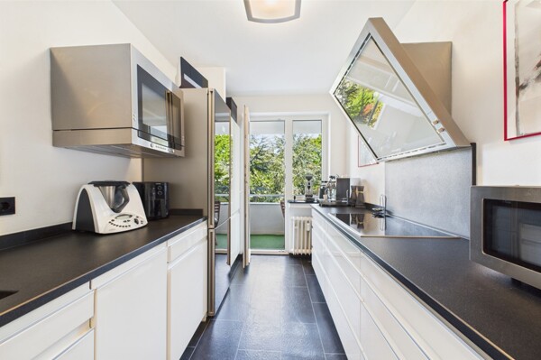 Küche mit Blick zum Balkon