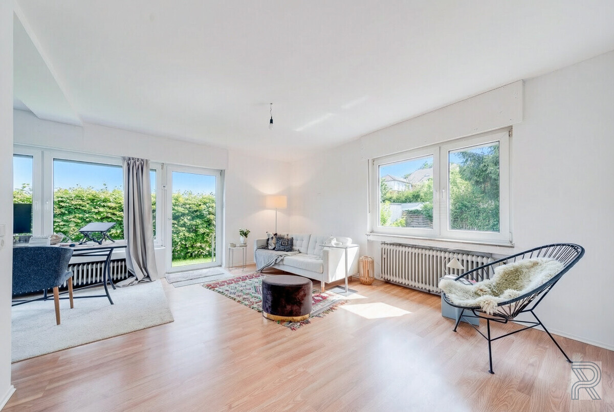 Wohnzimmer mit viel Fensterflächen