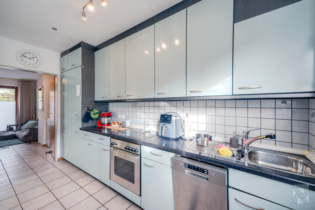 ELW: Küche mit Blick in den Wohnbereich