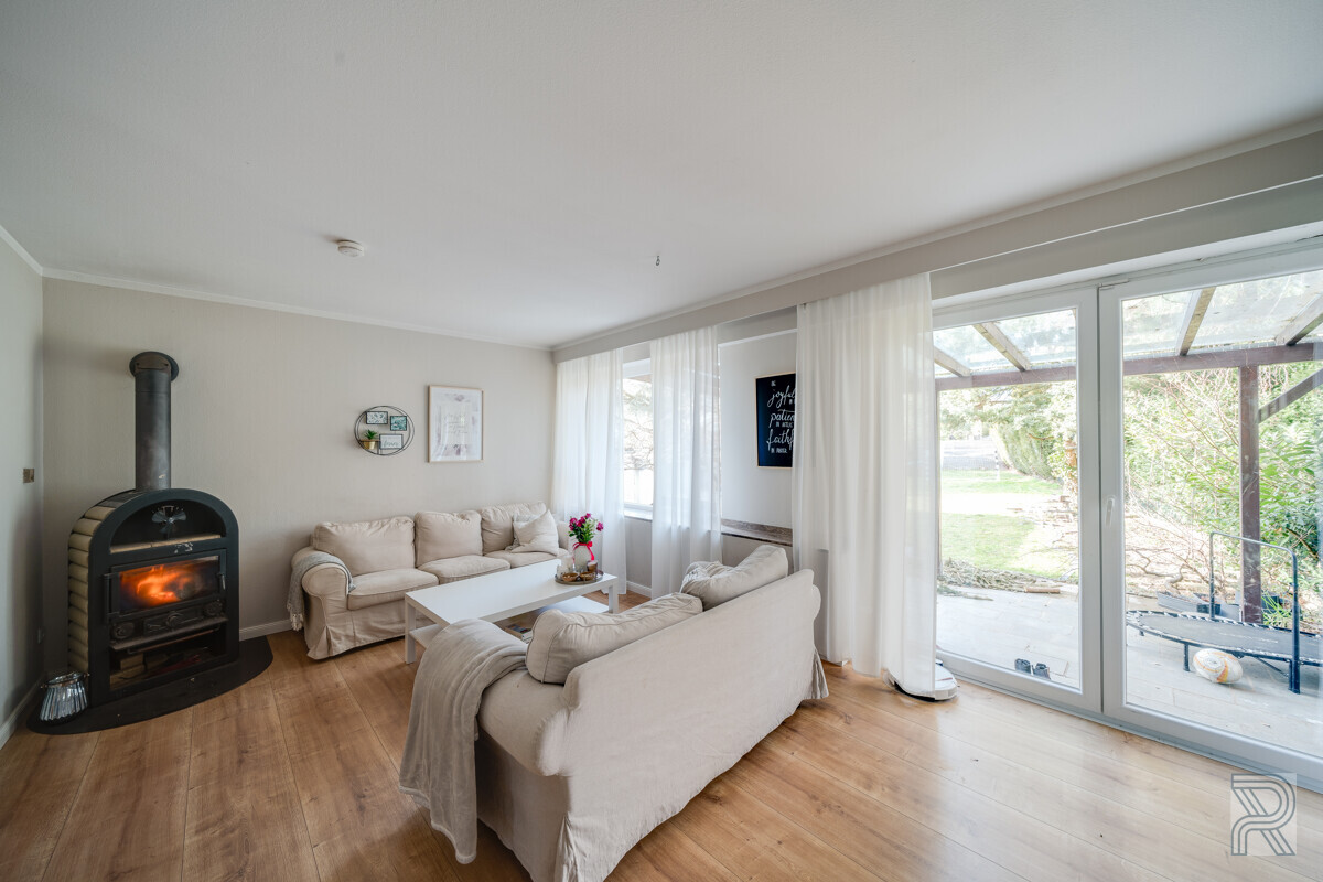 Wohnzimmer mit viel Fensterflächen