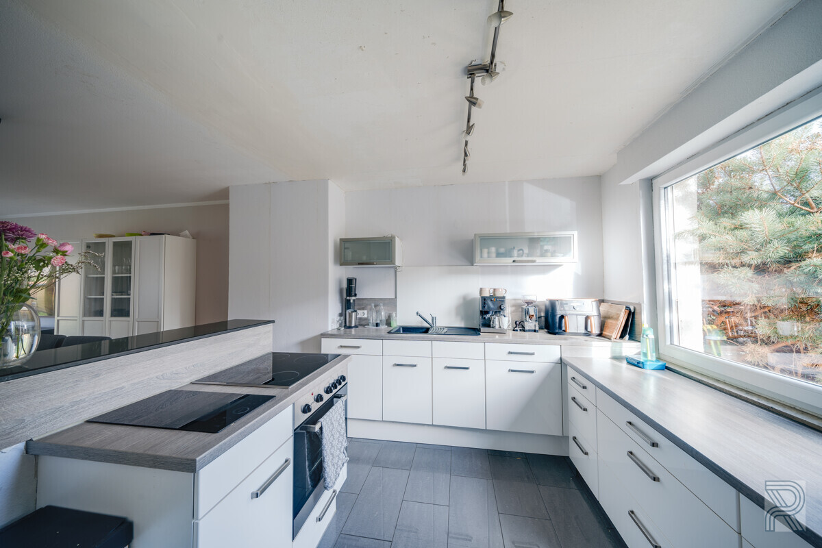 von der Küche haben Sie einen Rundumblick nach draußen sowie in den Wohnbereich