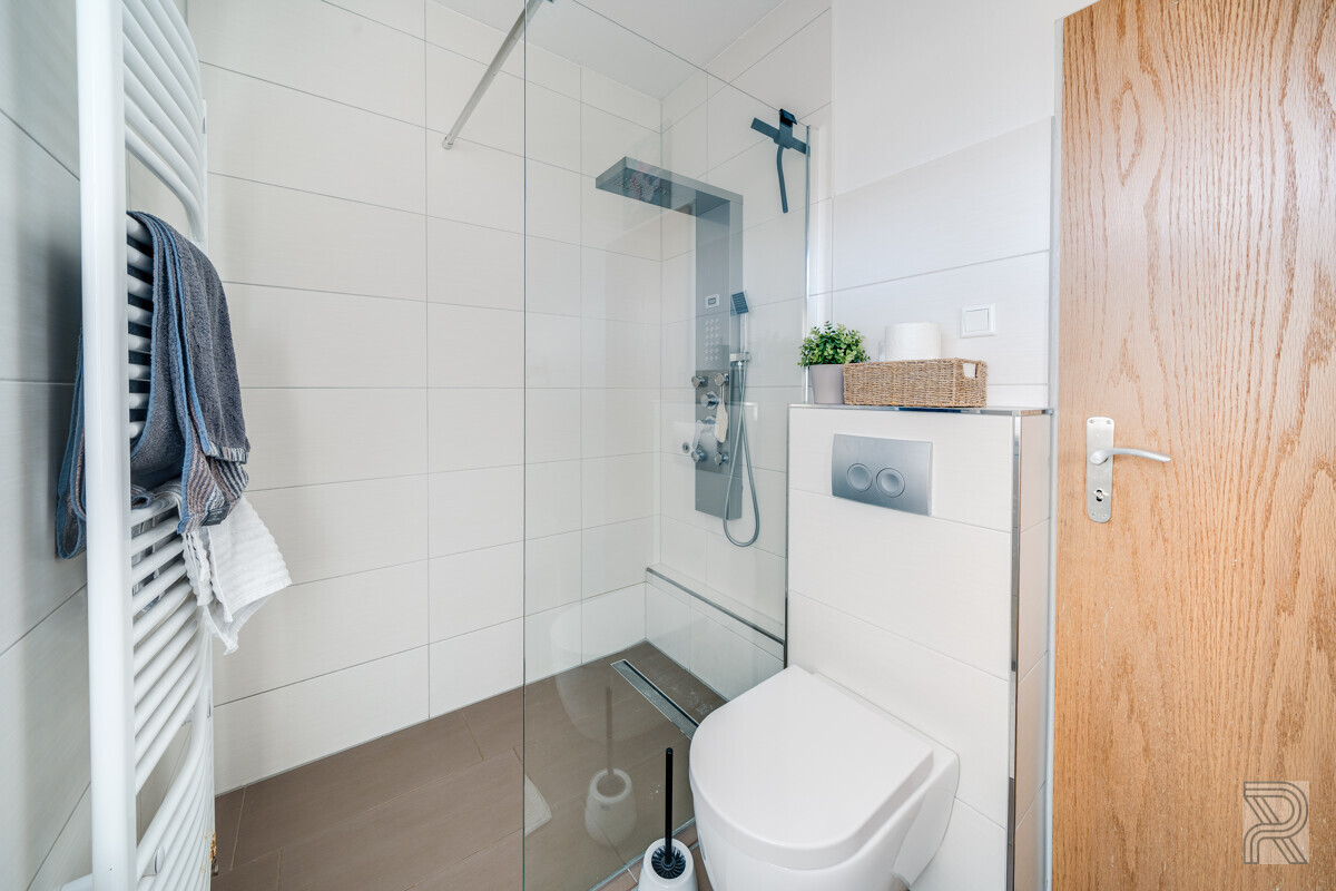 saniertes Bad im OG mit bodengleicher Dusche