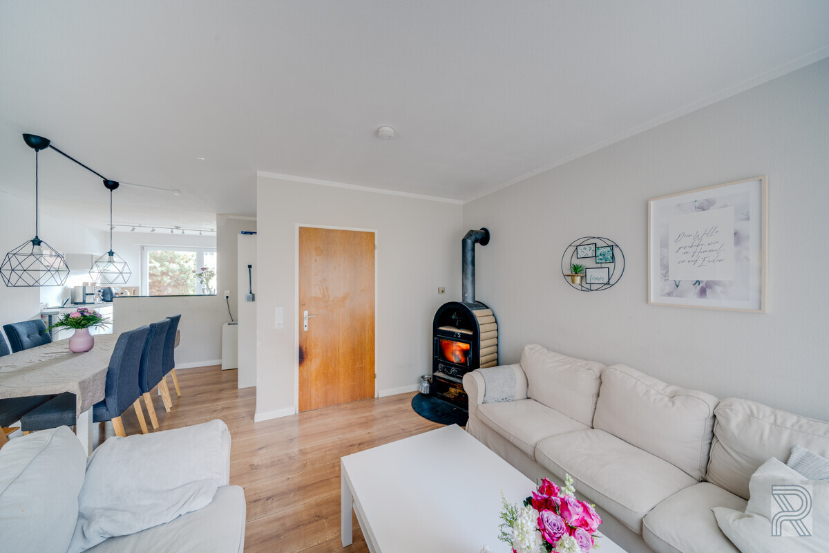 Blick von dem Wohnbereich in die Küche