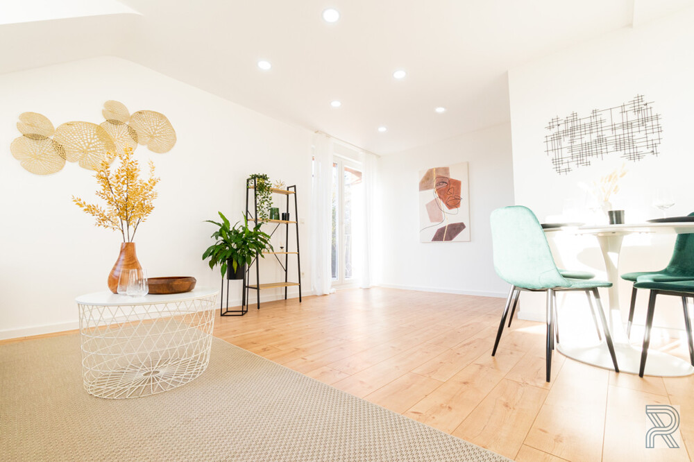 lichtdurchflutetes Wohnzimmer