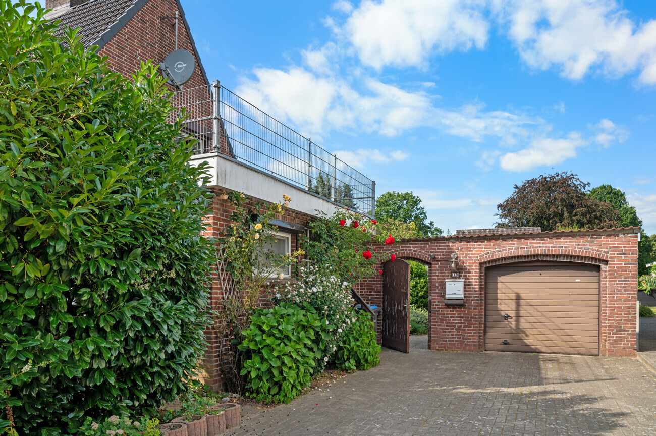 Auffahrt mit Garage