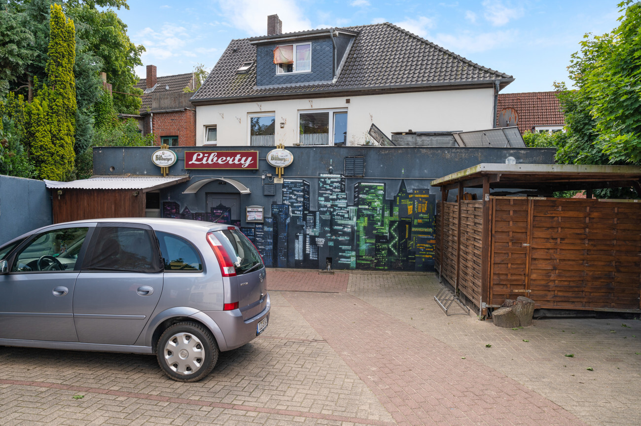 Rückansicht mit Parkplätzen & Schuppen