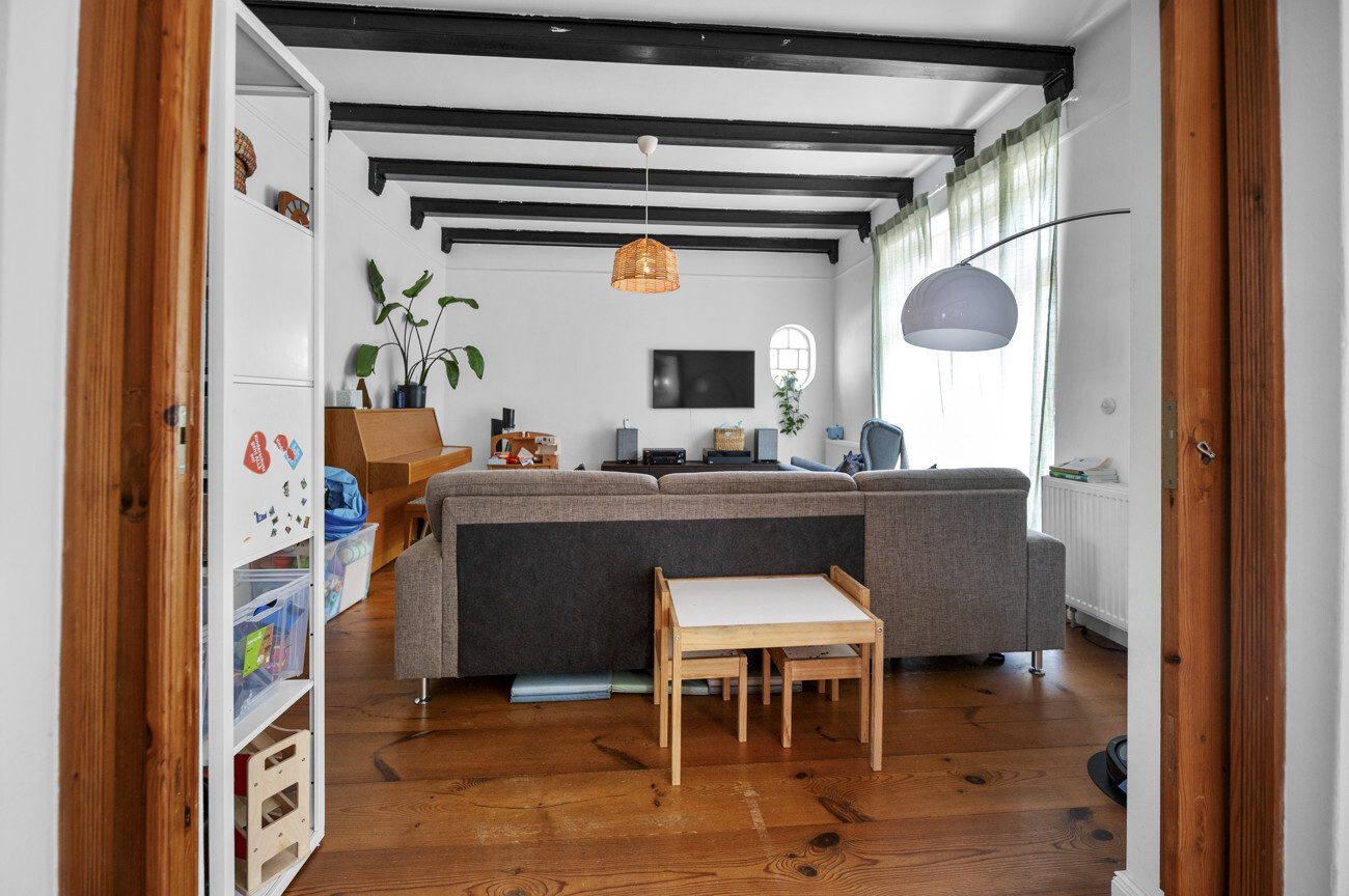 Wohnzimmer mit Tür zur Küche