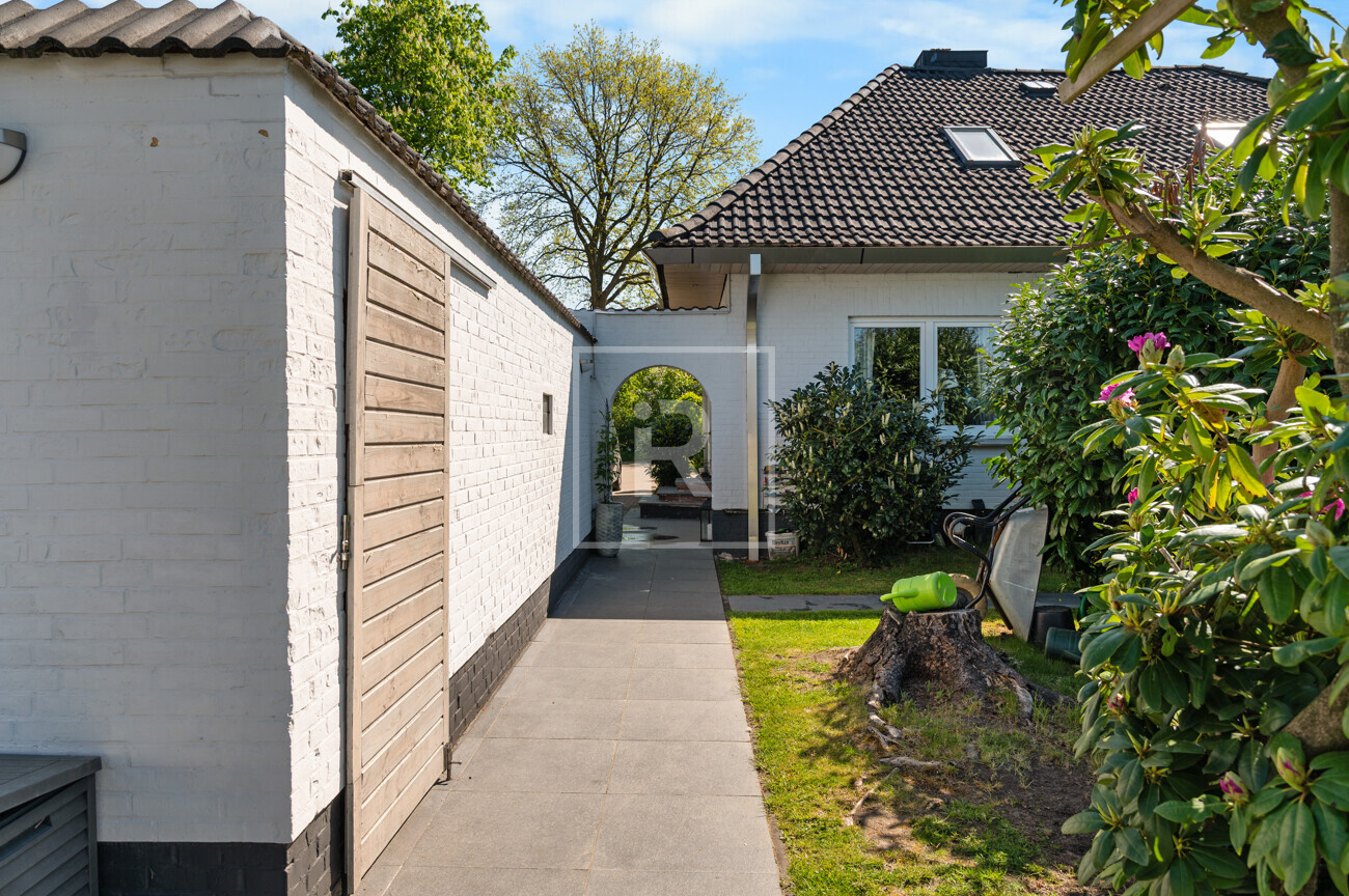 Schuppen an der Garage