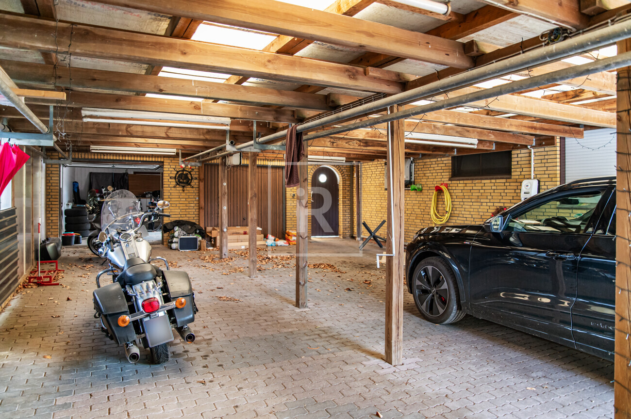 Doppelcarport mit elektr. Tor