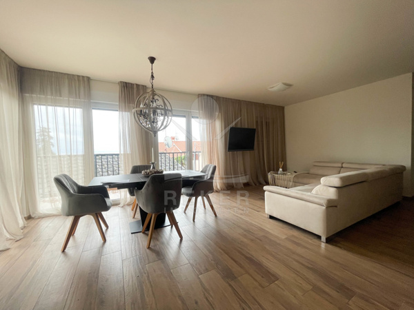 [a-m-i]
Zentral gelegene Wohnung in Ičići
~
Die bezaubernde Wohnung befindet sich im Herzen von Ičići, einem der beliebtesten Ferienorte in der Region Opatija. Mit seiner zentralen Lage sind verschiedene Annehmlichkeiten wie Restaurants, Bars und Geschäfte zu Fuß erreichbar. Auch das Meer befindet sich nur 100 Meter entfernt und lädt zu erholsamen Tagen am Strand ein. Mit einer Kombination aus modernem Komfort und traditionellem Charme bietet diese Wohnung eine ideale Gelegenheit, um die Schönheit der Küste von Kroatien zu erleben.

Das Appartement befindet sich im 1. Stock eines 2018 erbauten Gebäudes mit insgesamt 4 Wohnungen auf einem Erdgeschoss und zwei Etagen. Das Gebäude verfügt über eine Videoüberwachung und ist mit einer Garage und Parkplätzen ausgestattet. Vor dem Gebäude gibt es einen weiteren öffentlichen Parkplatz.

Die Immobilie bietet ein offenes Wohnkonzept mit einer großzügigen Küche, Ess- und Wohnbereich. Mit Klimaanlage und Fußbodenheizung ist das perfekte Raumklima das ganze Jahr über garantiert. Die Wohnstätte ist bereits möbliert und somit können Sie direkt einziehen. Ein großer Balkon bietet einen atemberaubenden Blick auf das Meer. Das Apartment hat 2 Schlafzimmer, beide mit Balkonen und  2 Badezimmer, ein davon gehört zum Hauptschlafzimmer. Neben der Küche gibt es einen praktischen Abstellraum. 