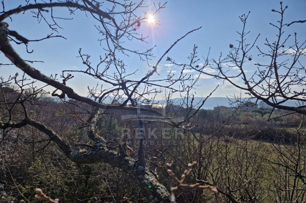 [m-a]
Baugrundstück in ruhiger Lage auf der Insel Krk
~
Das Grundstück befindet sich in einer ruhigen Lage auf der wunderschönen Insel Krk. Hier können Sie Ihren Traum vom Eigenheim verwirklichen und inmitten von Natur und Ruhe leben. Obwohl das Meer nur 1,5 km entfernt ist, genießen Sie hier eine abgeschiedene Atmosphäre und können den Alltagsstress hinter sich lassen. Die Insel Krk bietet zudem eine Vielzahl an Freizeitmöglichkeiten, von Wassersportaktivitäten bis hin zu wunderschönen Wander- und Radwegen. Nutzen Sie die Gelegenheit, Ihren eigenen Rückzugsort zu schaffen und das Leben auf der Insel voll und ganz zu genießen.

Das zentral gelegene Baugrund hat eine Fläche von 450 m² und bietet somit ausreichend Raum für die Realisierung Ihrer individuellen Wohnträume. Nutzen Sie die Chance, hier Ihr eigenes Zuhause zu schaffen. Bebaubar mit modernem Einfamilienhaus mit Pool. Das Baugrundstück bietet die Möglichkeit, ein modernes Einfamilienhaus mit Pool zu bauen. Das Haus hat ein Erdgeschoss und ein Obergeschoss, wobei der erste Stock einen Meerblick bietet. Die Zufahrt zum Grundstück erfolgt über eine Hauptstraße, und sämtliche Infrastruktur ist in unmittelbarer Nähe vorhanden. Das Grundstück liegt am Rande einer Grünzone, was einen zusätzlichen landschaftlichen Reiz bietet.
