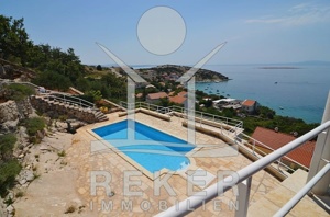 Die Beheizung des großen Pool erfolgt umweltfreundlich über die Solaranlage auf den Dach der Villa.