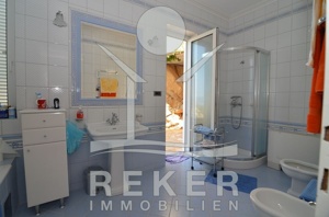 In disem schönen hellen Badezimmer kann der Tag beginnen, es verfügt über jeden Luxus.