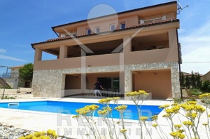 Diese schöne Villa mit drei separaten Wohnungen mit Meerblick und Pool sucht einen neuen Eigentümer.