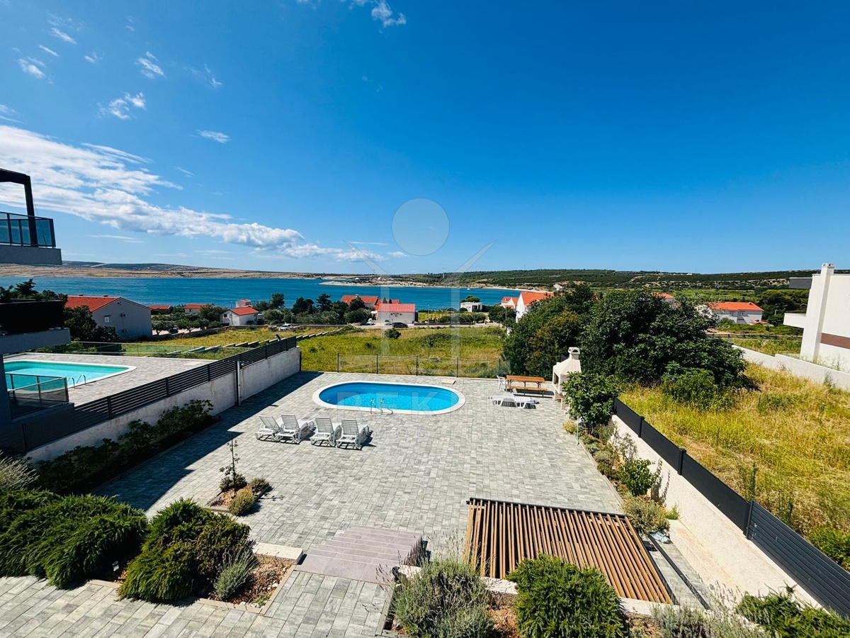 Traumhafte Lage: Modernes Haus mit Pool und Panorama über die Bucht in ...