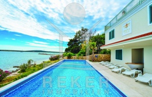 Diese traumhaft gelegene Luxus-Villa wird exklusiv nur bei Reker Immobilien angeboten!