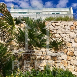 Von den Terrassen der Villa aus haben Sie einen atemberaubenden Meerblick.