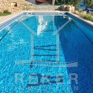 Im großen Pool können Sie sportlich schwimmen oder einfach nur relaxen.