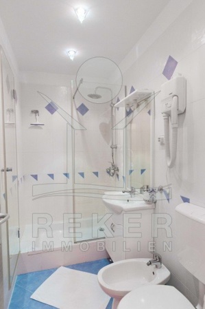 Freundliche helle Badezimmer mit hochwertiger Sanitärkeramik und jedem Komfort.