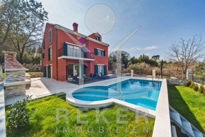 Diese schöne und neue Luxus-Villa mit Pool und herrlichem Blick in die Berge steht zum Verkauf.