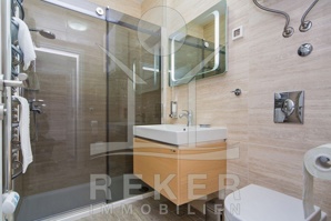 Die Badezimmer der Villa sind mit hochwertigen Fliesen und Sanitärobjekten ausgestattet.