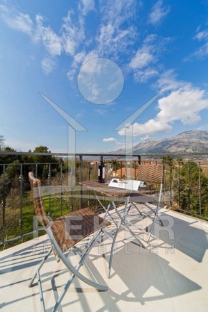 Genießen Sie die Sonne auf dem Balkon und die herrliche Aussicht auf die Berge in der Nähe der Villa
