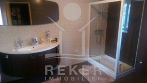 Das Badezimmer verfügt über eine hochwertige Ausstattung mit modernen Sanitärobjekten.