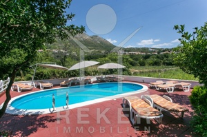 Genießen Sie das mediterrane Leben am schönen großen Pool im Garten der Luxus-Villa.