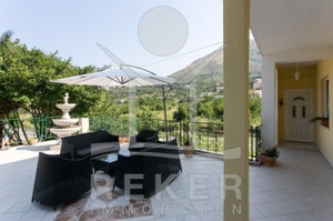 Die Villa bietet zahlreiche Plätze und Terrassen für eiennentspannten Aufenthalt der Gäste.