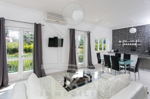 Dei große luxuriöse Villa bietet mehrere hochwertige und großezügige Wohnbereiche.