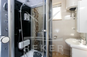 Die Badezimmer sind mit hochwertigen Sanitärobjekten ausgestattet.
