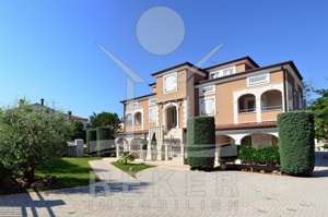 Diese schöne Villa mit insgesamt 10 Appartements in Funtana steht zum Verkauf und sucht Investoren.