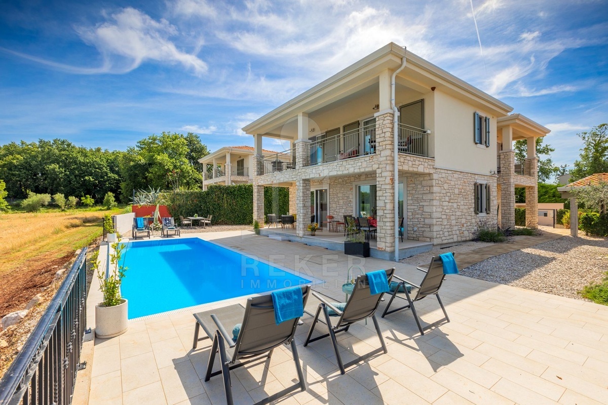 Mediterranes Wohnen auf höchstem Niveau: Steinvilla mit Pool ...
