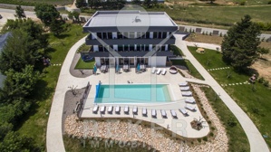 Appartementhaus mit ca. 75 m² großem sonnigen Pool, Liegewiese auf großem Grundstück