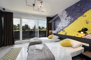 Helles Schlafzimmer mit Balkonzugang - auch hier schöne helle Farben, harmonisch abgestimmt