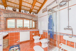 Ein geräumiges Badezimmer mit modernen Wand- und Bodenfliesen