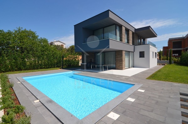 Moderne Luxus-Villa mit großem Pool
