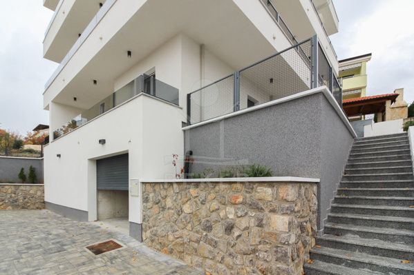 Neubau-Appartement im Erdgeschoss mit ca. 118 m² Gesamtwohnfläche (80 m² im Haus plus zusätzliche ca. 38 im Nebengebäude)