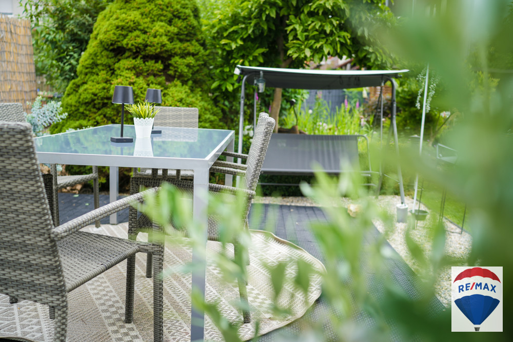 Kleine Terrasse auf Erhöhung 