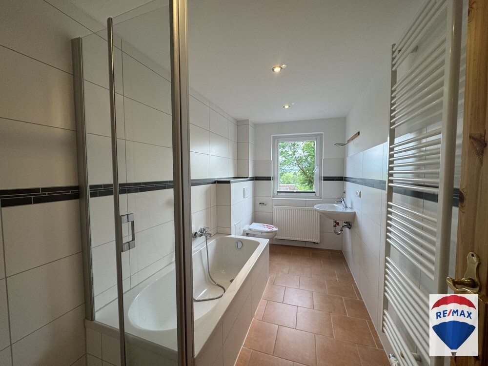 Bad mit Wanne und Dusche