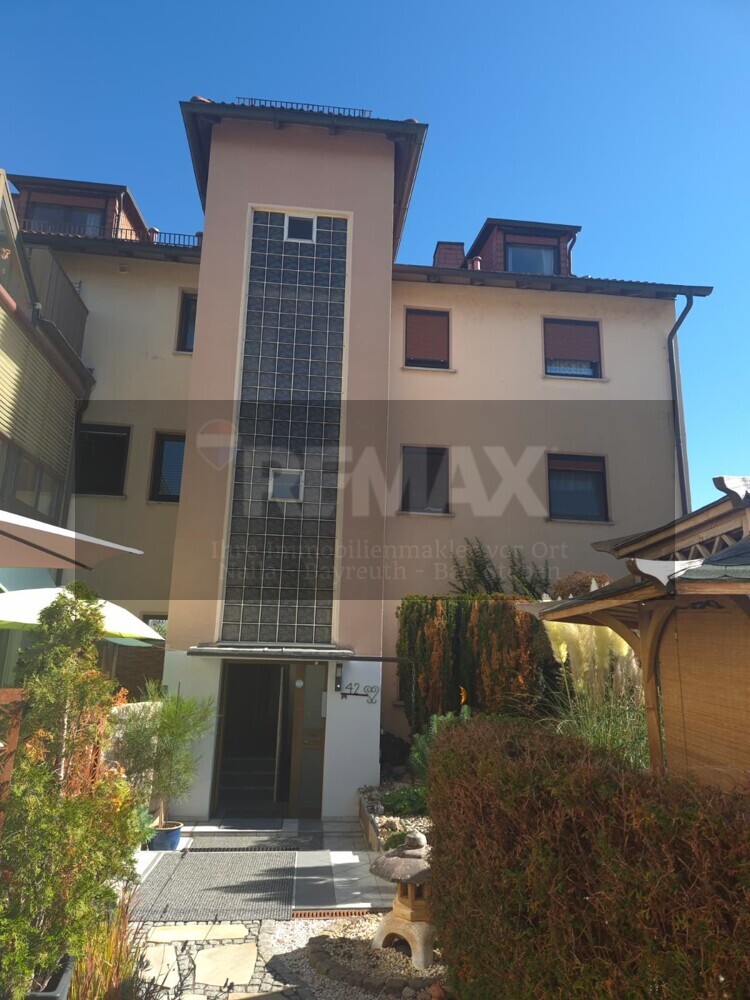 Blick auf Hausnr. 42 v Garten