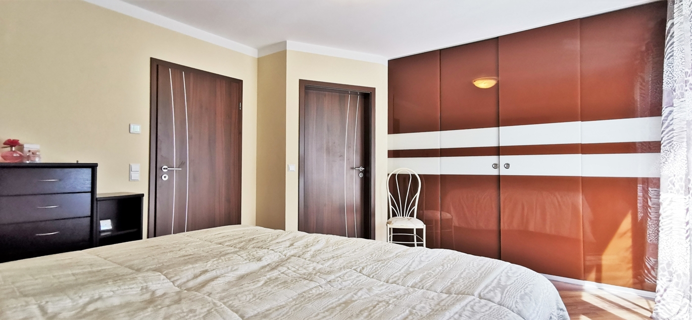 Schlafzimmer mit Zugang zum Ankleidezimmer (Schiebetüren)