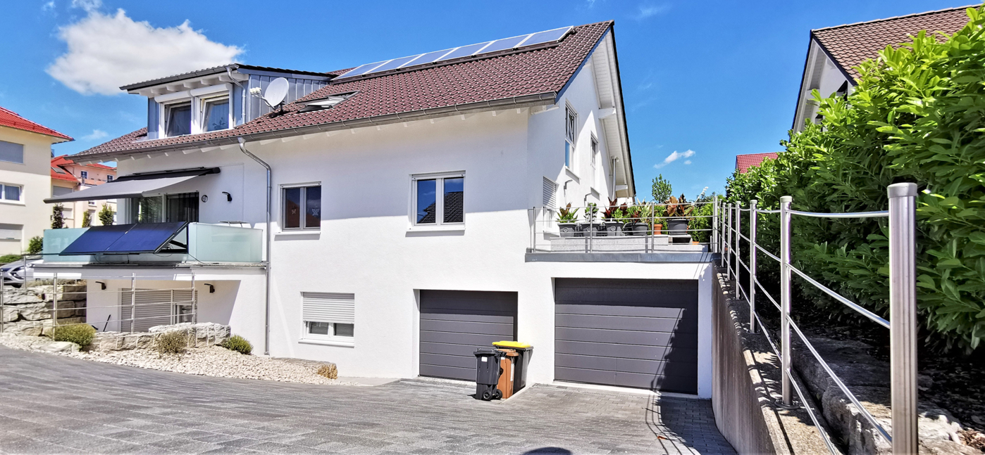 Außenansicht von Süden mit Garagenzufahrt