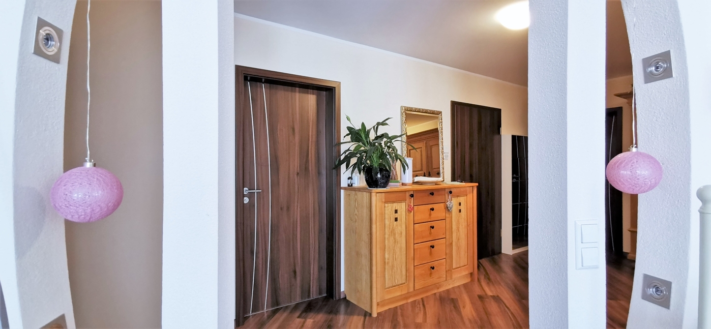 Flur mit offenem Durchgang vom Wohnzimmer