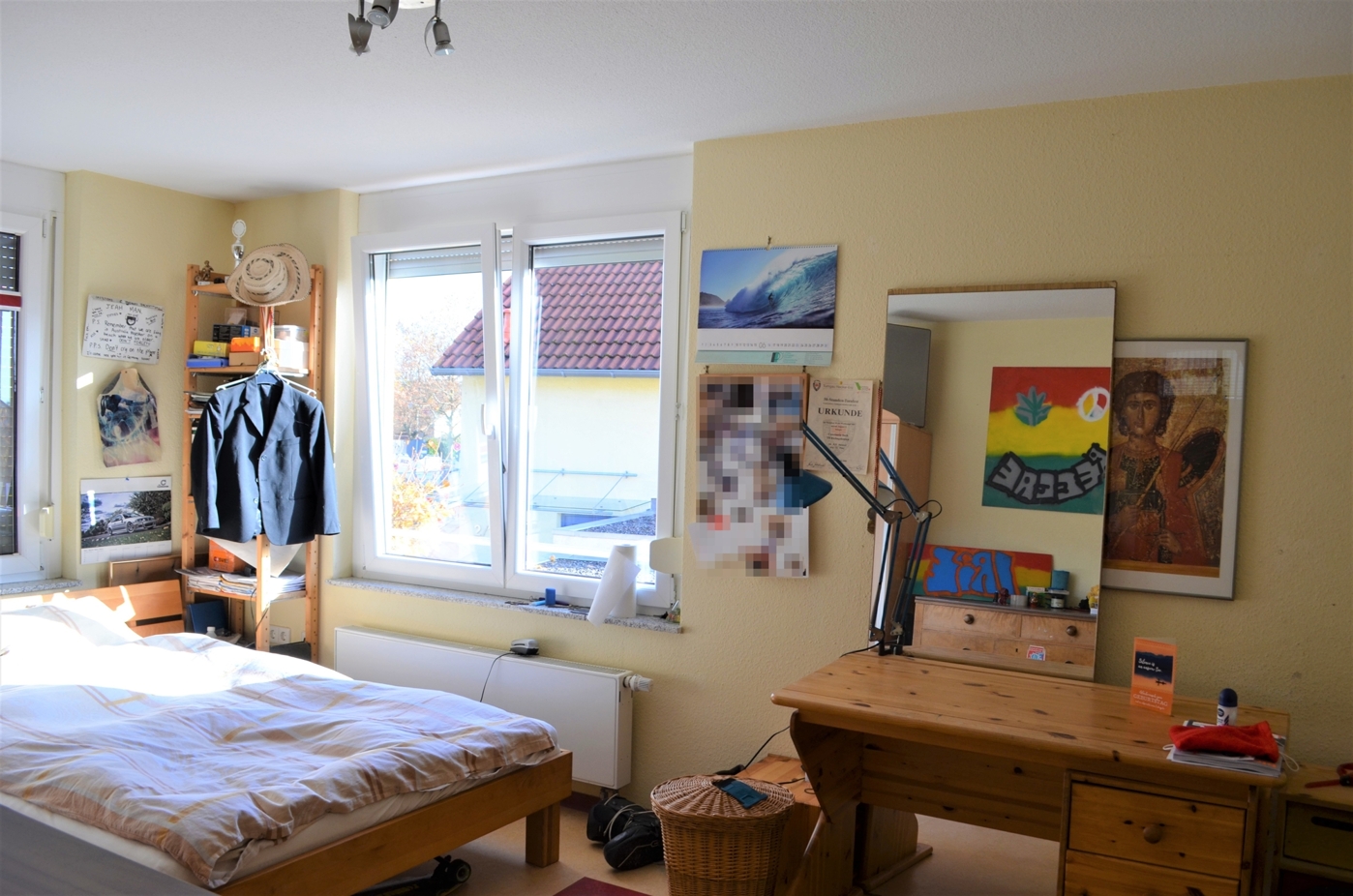 Kinderzimmer III verpixelt mit Schreibtisch