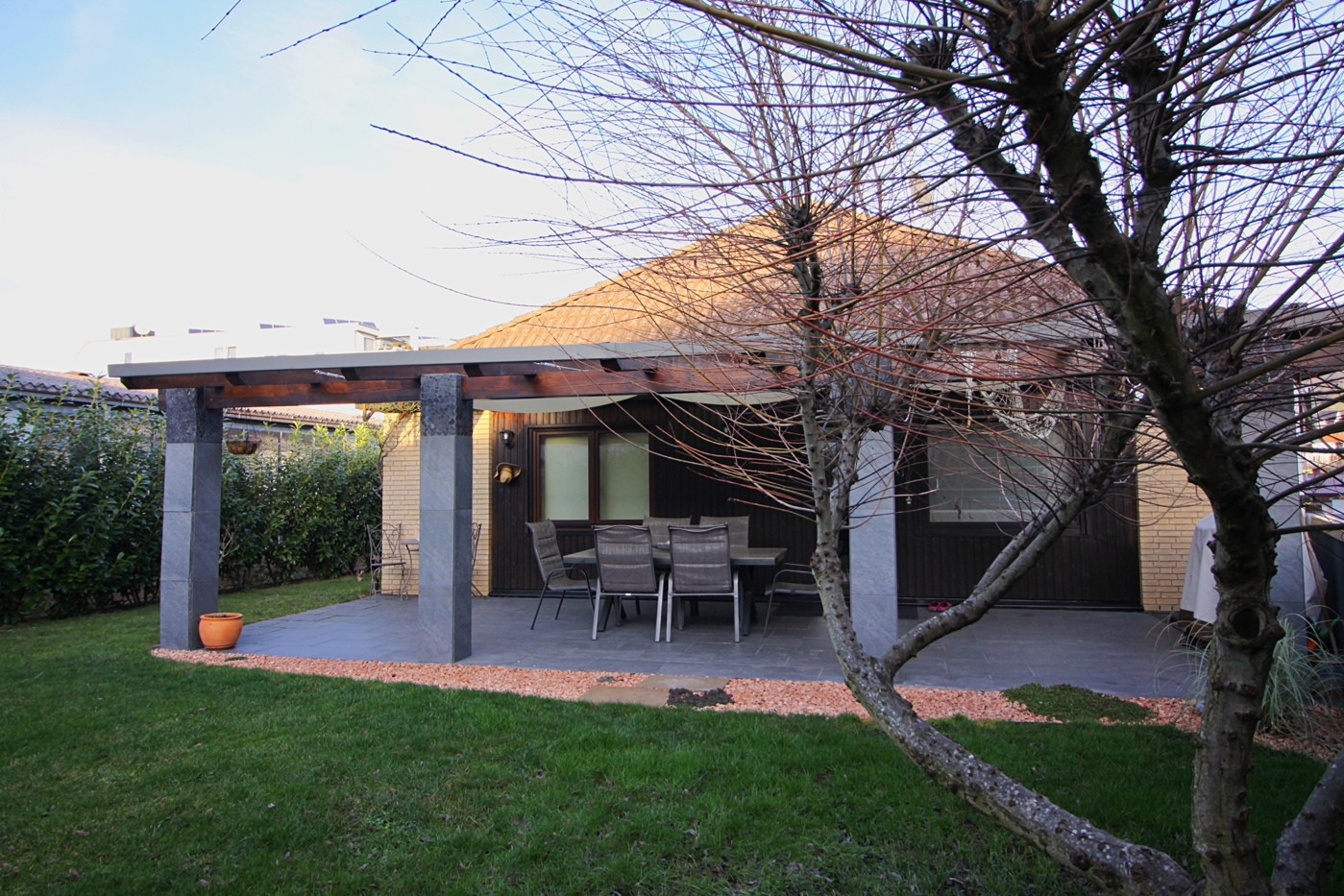 Rückseite mit Terrasse