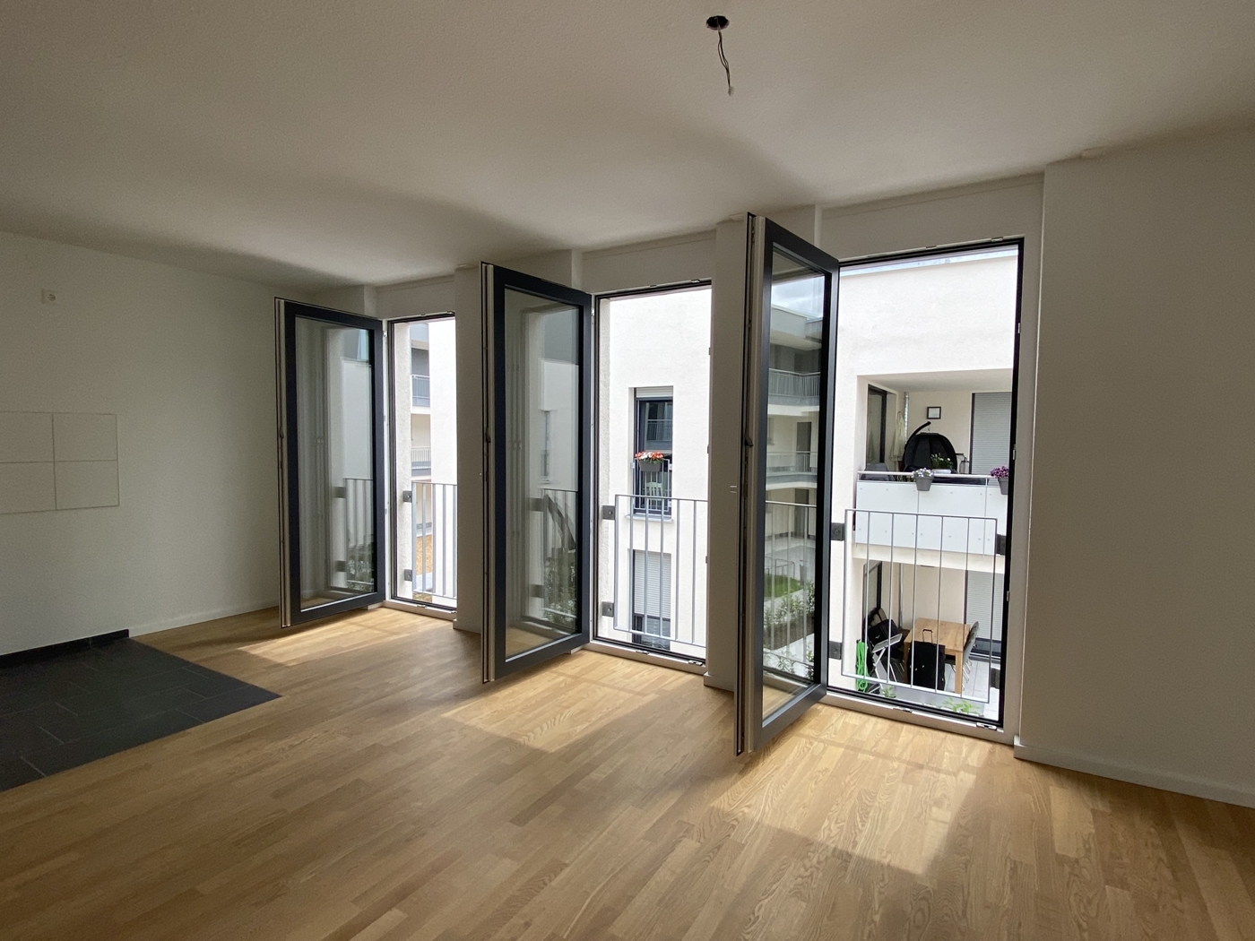 Wohn-Esszimmer mit offener Küche